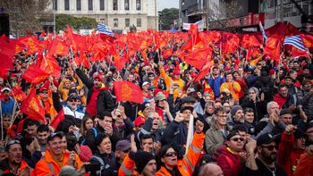 El senador Sebastián Da Silva le pidió al Sunca que no pare la construcción del Hospital del Cerro. El senador Sebastián Da Silva le pidió al Sunca que no pare la construcción del Hospital del Cerro.
