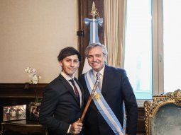 Estanislao Fernández Luchetti sostiene el bastón que le prestó su padre