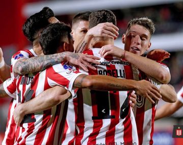 Estudiantes goleó a Oriente Petrolero y quedó segundo en su grupo