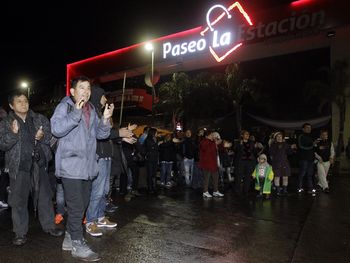 Tensión en Constitución: desalojan un campe y detienen a comerciantes