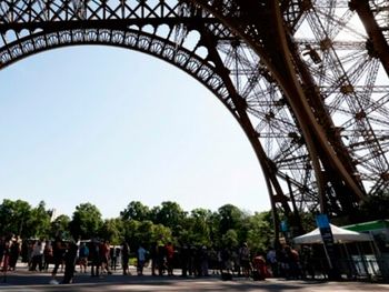 Francia: después de 104 días, la Torre Eiffel reabrió sus puertas en París