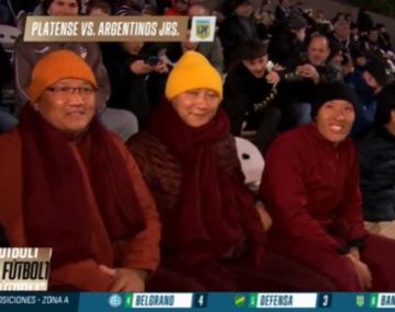 Insólito: un grupo de monjes tibetanos viajó desde la India y alentó a Platense en el clásico