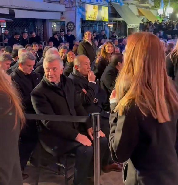 Mauricio Macri siguió la firma del Pacto de Mayo desde afuera de la Casa de Tucumán