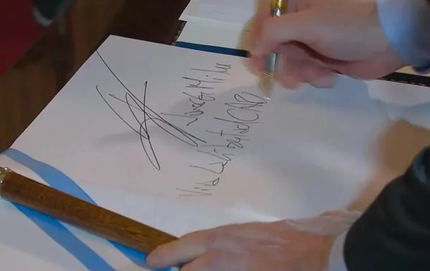 La llegada de Javier Milei al Congreso y la rúbrica del Libro de Honor: Viva la libertad, carajo