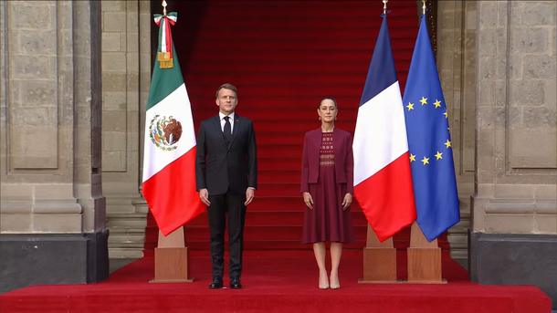 Claudia Sheinbaum junto a Emmanuel Macron en el Palacio Nacional.