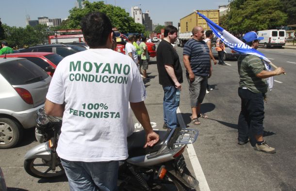 Tras el bloqueo a plantas de alimentos, Camioneros cobrarán un plus de $4.700