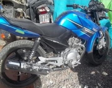 Un futbolista chocó en su moto y murió