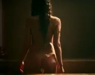 La novia de Ronaldo muestra todo en su debut en el cine