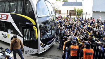 La euforia de los hinchas xeneizes que esperaron al plantel en el hotel La euforia de los hinchas xeneizes que esperaron al plantel en el hotel