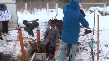 Un bloguero pasó 24 horas enterrado dentro de un ataud Un bloguero pasó 24 horas enterrado dentro de un ataud