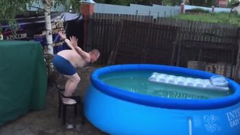 el peor intento del ano: quiso realizar un clavado, pero termino en el piso el peor intento del ano: quiso realizar un clavado, pero termino en el piso