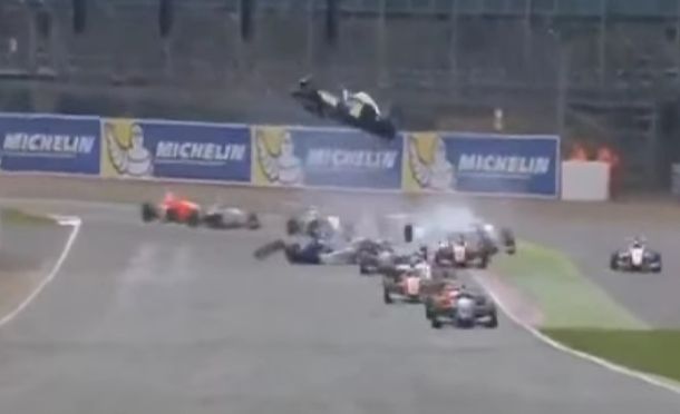 El espectacular vuelco de un auto en Silverstone