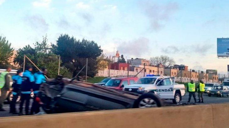 Choque y vuelco fatal en la autopista Buenos Aires-La Plata: un muerto y tres heridos