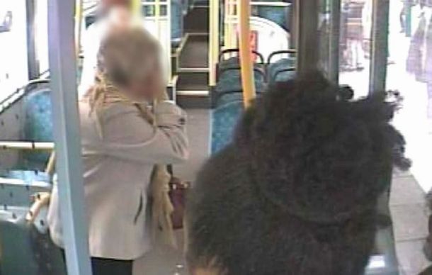 VIDEO: Una adolescente le pega a una mujer de 87 años en un colectivo