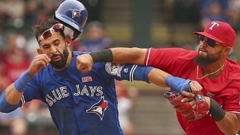 impresionante: la terrible trompada de un beisbolista en medio de un partido impresionante: la terrible trompada de un beisbolista en medio de un partido