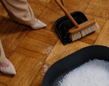 &nbsp;Truco casero: los motivos de poner papel de aluminio en la escoba