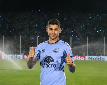 Cuti Romero con la camiseta de Belgrano.
