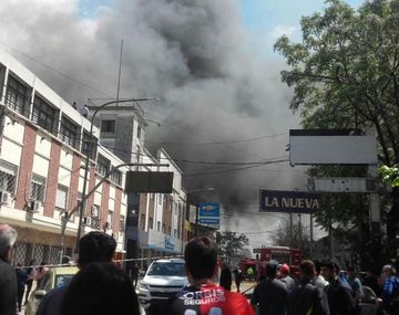 Unidades de bomberos y ambulancias trabajan en al lugar