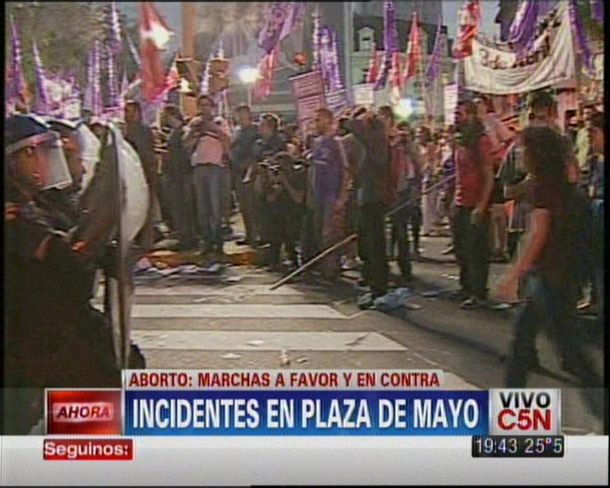 Tensión en Plaza de Mayo en marchas a favor y en contra del aborto