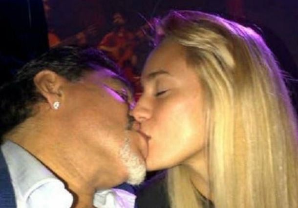 Diego Maradona y su nueva novia, a los besos en Dubai