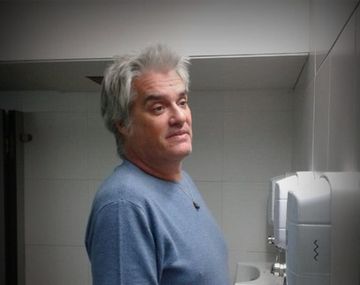 La foto de Roberto Pettinato marcando su territorio