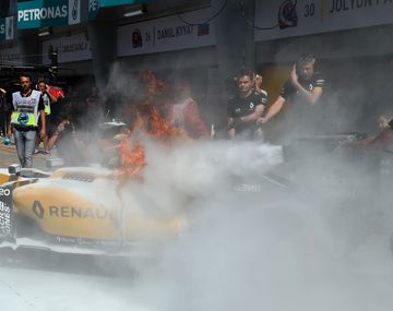 Incendio del auto de Keving Magnussen en el Gran Premio de Malasia