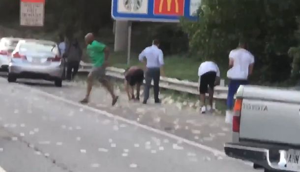 VIDEO: Se abrió la puerta de un camión blindado y hubo una lluvia de dólares en Atlanta