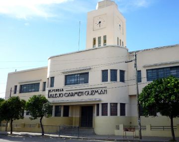 La madre de una alumna le rompió la pierna a la directora por sancionar a su hija