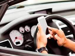 inseguridad vial: casi la mitad de los conductores reconoce que usa celular cuando maneja inseguridad vial: casi la mitad de los conductores reconoce que usa celular cuando maneja