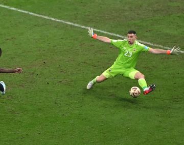 Muani recordó la espectacular atajada del Dibu Martínez en la final del Mundial: qué dijo