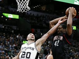 Emanuel Ginóbili pelea con el brasileño Nenê Emanuel Ginóbili pelea con el brasileño Nenê