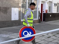 Fotos y videos: así levantó el Gobierno de Jorge Macri las reservas de estacionamiento irregulares Fotos y videos: así levantó el Gobierno de Jorge Macri las reservas de estacionamiento irregulares