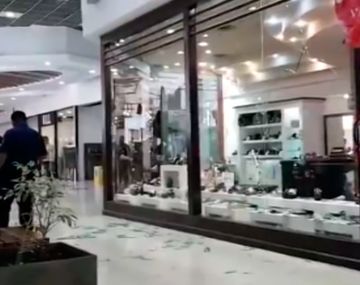 La mujer destrozó los vidrios de ambos locales con un martillo