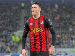 polemica en la premier: investigan a un jugador de bournemouth por chats con menores polemica en la premier: investigan a un jugador de bournemouth por chats con menores