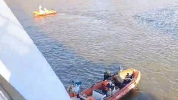 un hombre se tiro desde el puente de la mujer y permanece desaparecido en puerto madero un hombre se tiro desde el puente de la mujer y permanece desaparecido en puerto madero