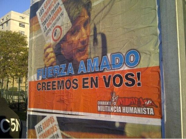 Carteles en la puerta de los tribunales de Comodoro Py