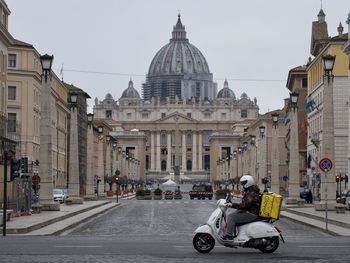 Apenas un repartidor en Roma