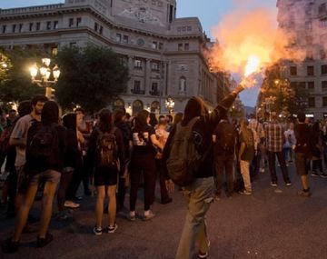 La policía reprimió a manifestantes a un año del referéndum por la independencia de Cataluña
