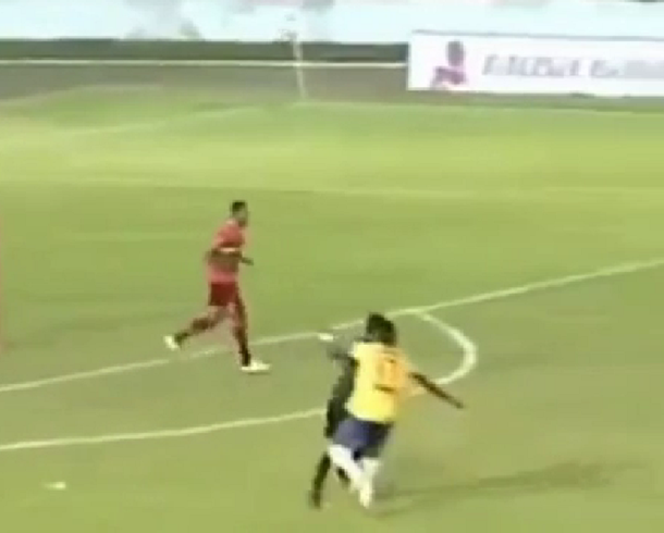 Un jugador brasileño agredió a un árbitro y podría ser sancionado con un año