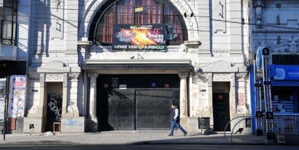 Mata de un tiro a un chico afuera de un boliche y atropella a una pareja al huir