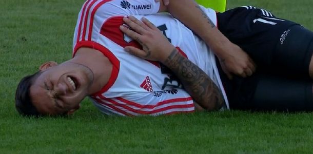 El delantero se revuelca del dolor