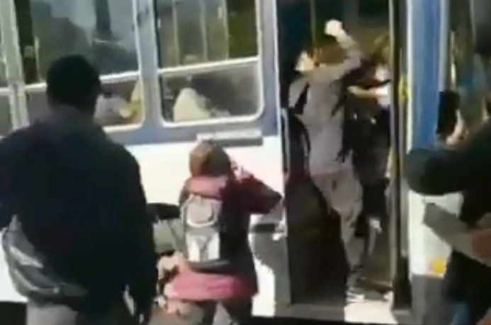 VIDEO: Una brutal pelea callejera casi termina en tragedia en Monte Grande