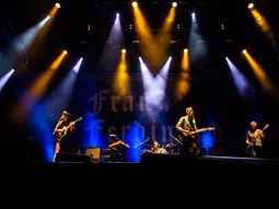 Franz Ferdinand llenó de rock e hizo delirar al Planetario