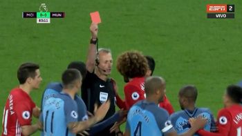 El belga Fellaini, viendo la tarjeta roja tras el cabezazo a Agüero El belga Fellaini, viendo la tarjeta roja tras el cabezazo a Agüero