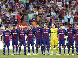 Los jugadores del Barcelona durante el respetuoso minuto de silencio por las víctimas