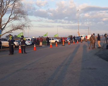 Propietarios no residentes sin permiso de ingreso detenidos en el reten de General Lavalle. Foto: La Quinta Secci&oacute;n