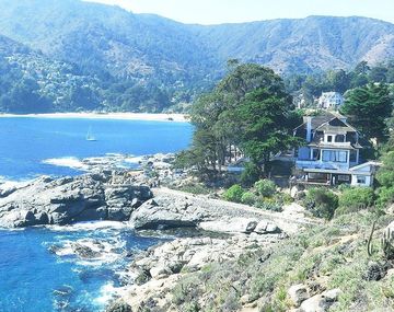 El pueblo costero con arena blanca y agua trasparente que enamora