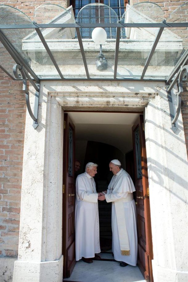 Volvió Benedicto XVI y dos Papas conviven en el Vaticano