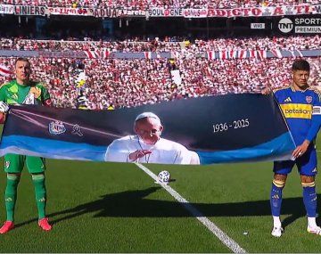 El emotivo homenaje al papa Francisco en el Superclásico