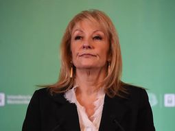 Carolina Cosse, intendenta de Montevideo, desistió del nuevo impuesto que buscaba cobrar por la circulación de transporte de combustible en la capital uruguaya. Carolina Cosse, intendenta de Montevideo, desistió del nuevo impuesto que buscaba cobrar por la circulación de transporte de combustible en la capital uruguaya.